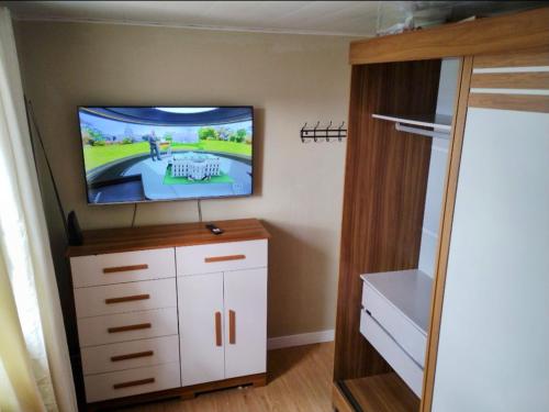 a small room with a tv and a closet at Belém Cop 30 in Belém