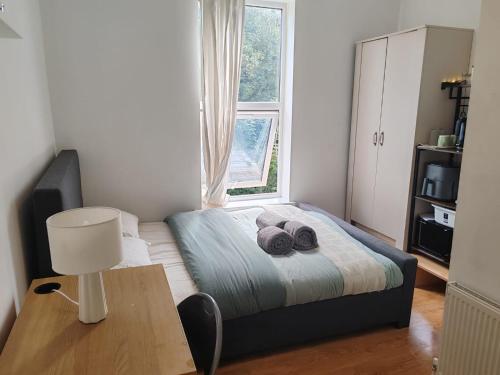 a small bedroom with a bed and a window at Studios & Ensuite Doubles - Central RG1 - Oracle - Station & Hospital in Reading