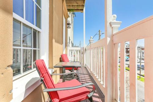 ニューオーリンズにあるElegant 4BR Condo in Downtownの建物のバルコニーに赤い椅子2脚