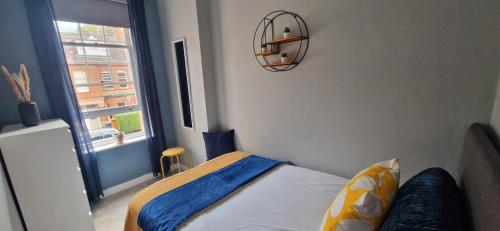a small bedroom with a bed and a window at Single Bed at Cozy Hailsham in London