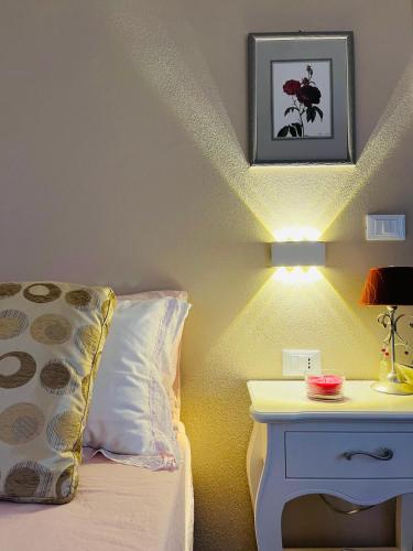 a bedroom with a bed and a table with a lamp at Agriturismo Tenuta il Molino in Gabbro