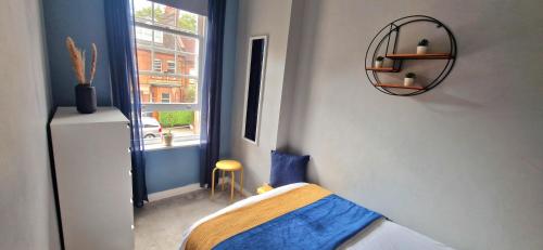 a small room with a bed and a window at Single Bed at Cozy Hailsham in London