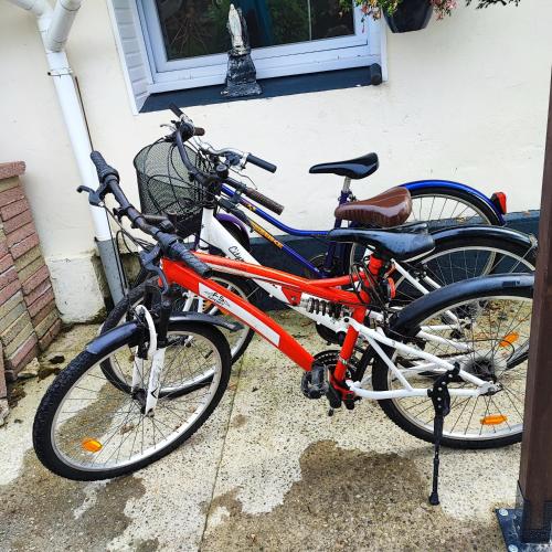 two bikes are parked next to a house at Le Vieux Logis in Neufchâtel-Hardelot