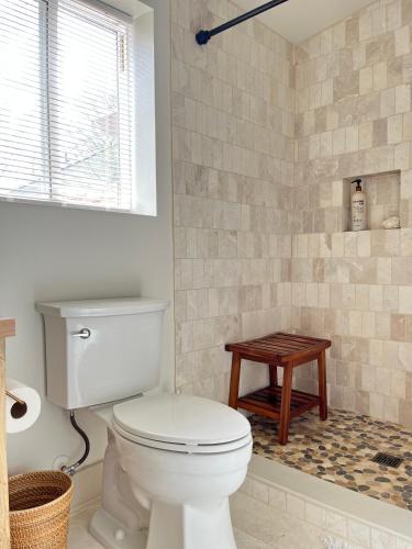 a bathroom with a white toilet and a table at La Casa de Tutti in Decatur