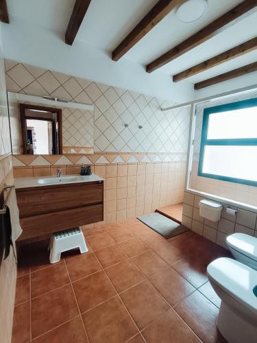 a bathroom with a sink and a mirror at Casa Rinaifi in Guatiza