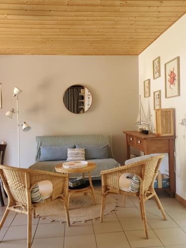 un salon avec un canapé et une table dans l'établissement Jolie maison en bois à 600m de la plage des Vergnes, à Meschers-sur-Gironde