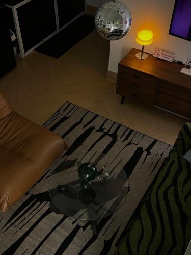 ein Wohnzimmer mit einem Glastisch und einer Couch in der Unterkunft TM Homestay Trung Tâm Phan Thiết in Phan Thiet