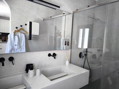 Un baño de EXO Santorini Sea View Private Pool Villa and Suites