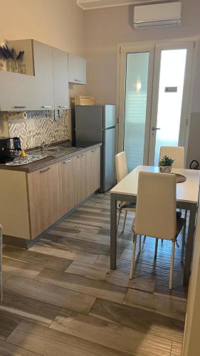 レヴェラーノにあるMartylè Roomsのキッチン(テーブル、テーブル、椅子付)
