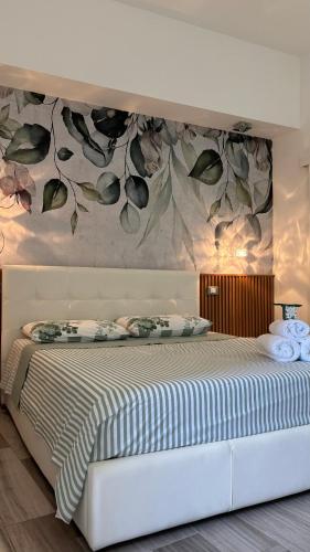 レヴェラーノにあるMartylè Roomsのベッドルーム1室(花の壁画が壁に施されたベッド1台付)