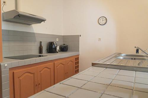 Kuchyň nebo kuchyňský kout v ubytování Villa Paille-en-Queue Piscine et Jardin