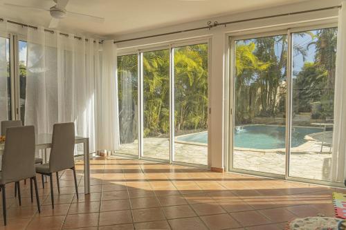 Bazén v ubytování Villa Paille-en-Queue Piscine et Jardin nebo v jeho okolí