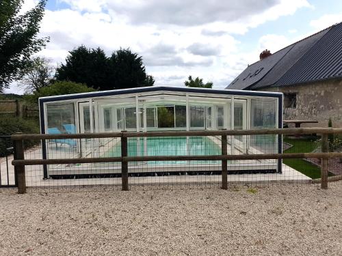 Bazén v ubytování Gîte Mustang avec accès piscine nebo v jeho okolí