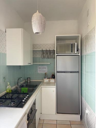 Η κουζίνα ή μικρή κουζίνα στο Casa vacanze Stintino vista mare