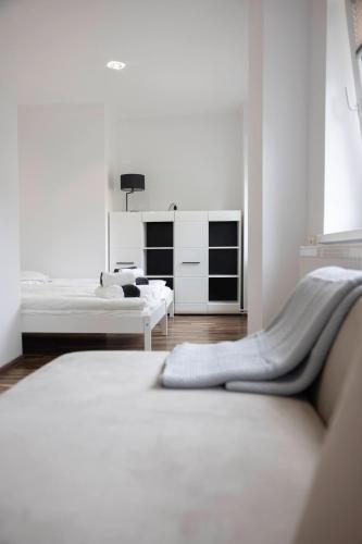 una stanza bianca con un letto e un tavolo di Apartament Perła w Kłodzku a Kłodzko