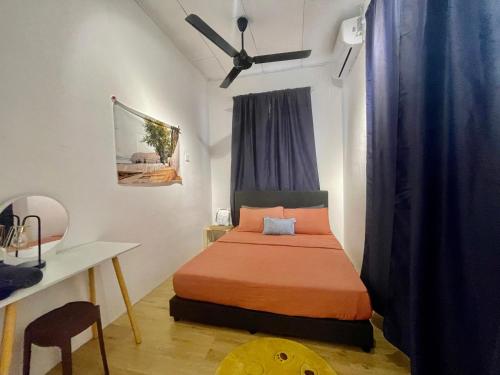 a small bedroom with a bed and a desk at 11Acozy#6pax#singlestoreyhouseAlmaBukitMertajam in Bukit Mertajam