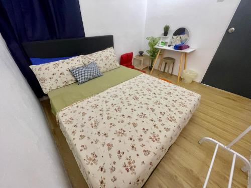 a bedroom with a bed with a bedspread on it at 11Acozy#6pax#singlestoreyhouseAlmaBukitMertajam in Bukit Mertajam