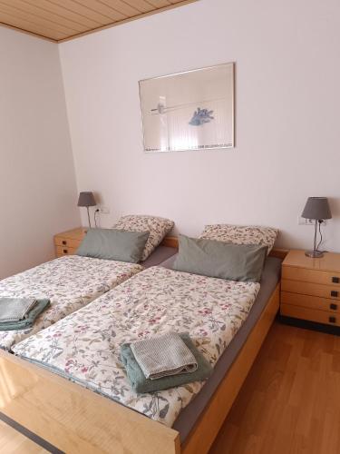 a bedroom with two twin beds in a room at Ferienwohnung am Kurwald, Nähe Kliniken, 88qm, Parkplatz in Bad Lippspringe