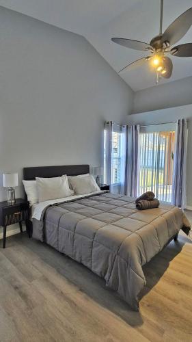 Katil atau katil-katil dalam bilik di Spacious Modern Home, Near UCF, Sleeps 6