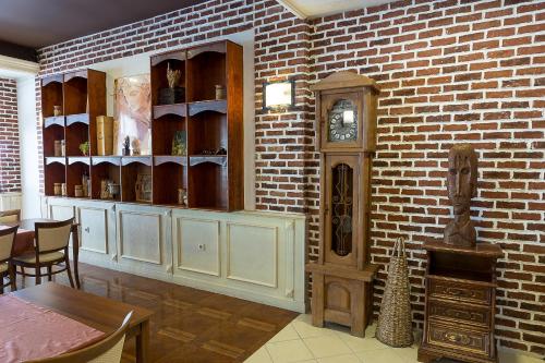 a room with a clock and a brick wall at Bendita Mare Aparthotel in Golden Sands