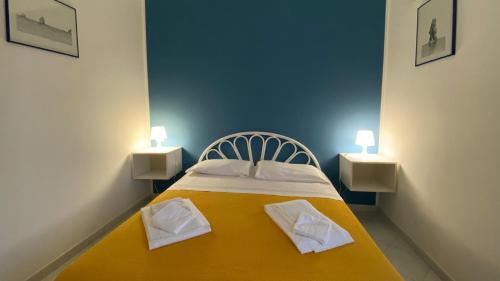 a bedroom with a bed with two white towels on it at CannetoMare in Canneto
