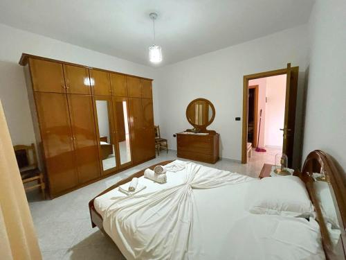 En eller flere senge i et værelse på Villa Joli - 120sqm - 3 Bedroom - 2 Baths House with Yard & Parking in Central Vlore