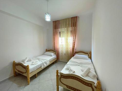 En eller flere senge i et værelse på Villa Joli - 120sqm - 3 Bedroom - 2 Baths House with Yard & Parking in Central Vlore