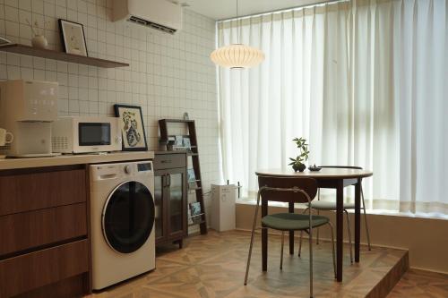 Dapur atau dapur kecil di Nomad Stay in Hongdae