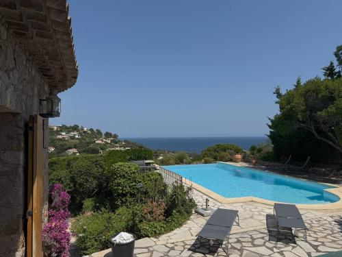 une piscine avec vue sur l'océan dans l'établissement Villa calme aux Issambres jusqu'à 8 pers. - FR-1-768-117, à Saint-Peïre-sur-Mer