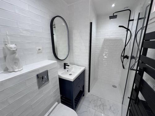 une salle de bain blanche avec un lavabo et un miroir dans l'établissement Villa calme aux Issambres jusqu'à 8 pers. - FR-1-768-117, à Saint-Peïre-sur-Mer
