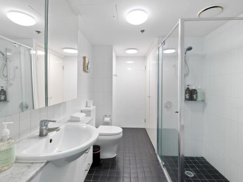 Koupelna v ubytování Heart ofCBD Partial RiverView Convenient Cozy Stay