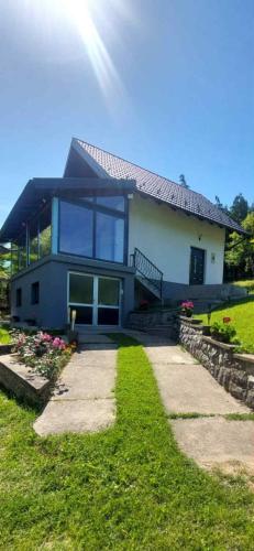 una casa con un camino que conduce a ella en Vikendica Radoš, 