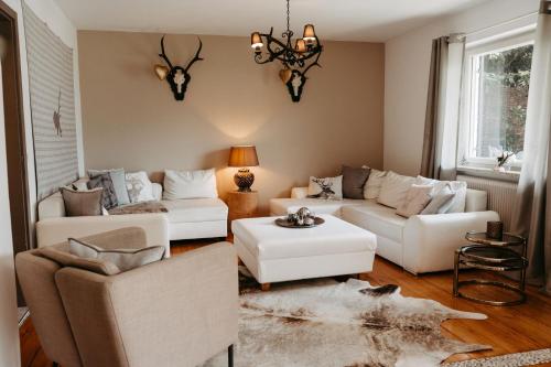 Posezení v ubytování Chalet Austria, up to 10 p, 15 min to salzburg city, garden with direct amazing mountainview, BBQ&bikes&sunbeds for free, 15 min sound of music