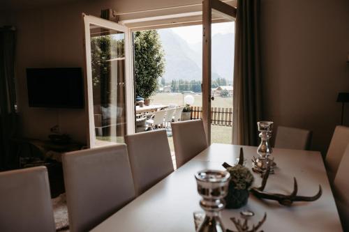 TV a/nebo společenská místnost v ubytování Chalet Austria, up to 10 p, 15 min to salzburg city, garden with direct amazing mountainview, BBQ&bikes&sunbeds for free, 15 min sound of music