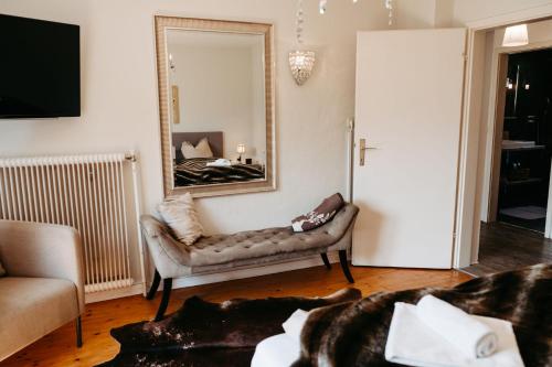 TV a/nebo společenská místnost v ubytování Chalet Austria, up to 10 p, 15 min to salzburg city, garden with direct amazing mountainview, BBQ&bikes&sunbeds for free, 15 min sound of music