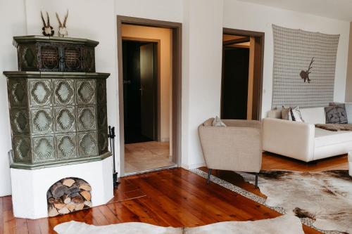 Posezení v ubytování Chalet Austria, up to 10 p, 15 min to salzburg city, garden with direct amazing mountainview, BBQ&bikes&sunbeds for free, 15 min sound of music