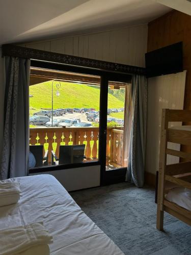 Ένα ή περισσότερα κρεβάτια σε δωμάτιο στο Hôtel Arbois Bettex