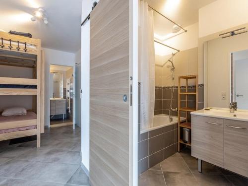 une salle de bain avec une douche, un lavabo et une baignoire dans l'établissement Charmant appartement au cœur de La Plagne avec cuisine équipée et accès rapide aux pistes - FR-1-351-94, à La Plagne