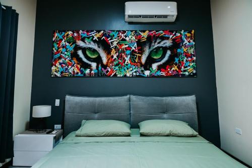 Postel nebo postele na pokoji v ubytování Great Blue Heron Modern Apartment