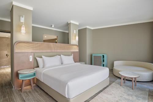 Кровать или кровати в номере Doubletree By Hilton Mangroovy El Gouna Resort