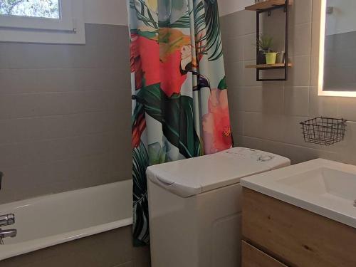 Bilik mandi di Bel appartement T2 avec vue et balcon à Barcelonnette - FR-1-804-27
