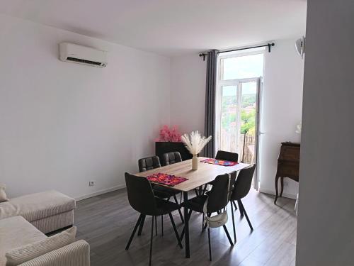 une salle à manger avec une table et des chaises dans l'établissement Corneille II, à Forcalquier