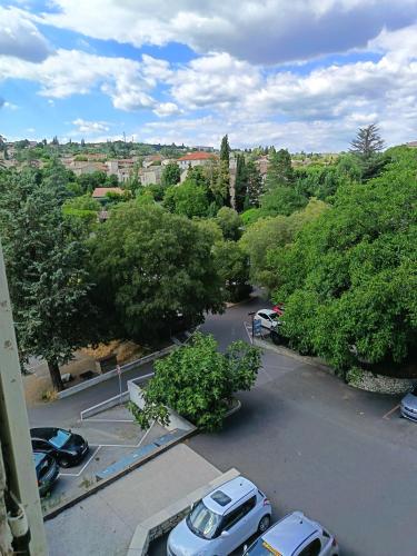 un parking avec des voitures garées sur un parking dans l'établissement Corneille II, à Forcalquier