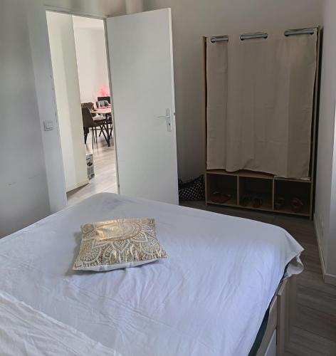 une chambre avec un lit avec un oreiller dessus dans l'établissement Corneille II, à Forcalquier