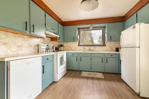 Η κουζίνα ή μικρή κουζίνα στο Chalet Oh Deer ! Spa et bois pour feu inclus