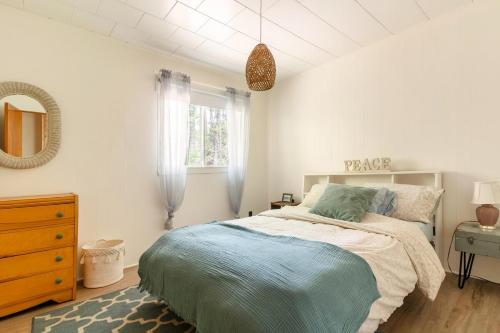 Ένα ή περισσότερα κρεβάτια σε δωμάτιο στο Chalet Oh Deer ! Spa et bois pour feu inclus