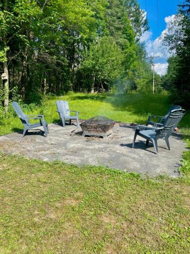 Κήπος έξω από το Chalet Oh Deer ! Spa et bois pour feu inclus