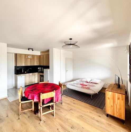 une chambre avec un lit et une table dans une pièce dans l'établissement Appartement au pied du MontBlanc, à Domancy