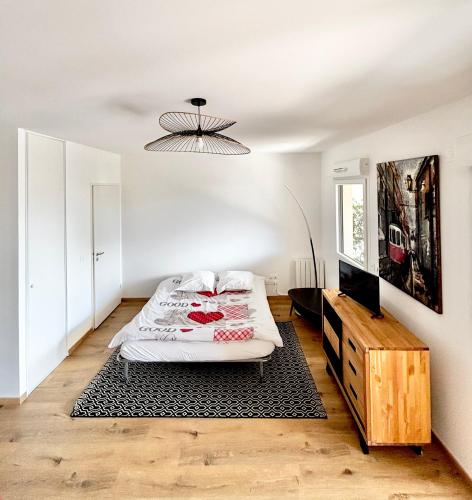 une chambre avec un lit et une télévision dans l'établissement Appartement au pied du MontBlanc, à Domancy