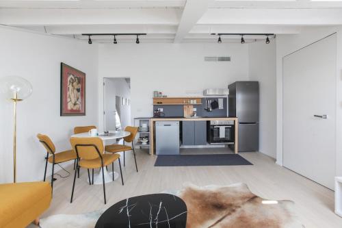 Newly renovated bright penthouse